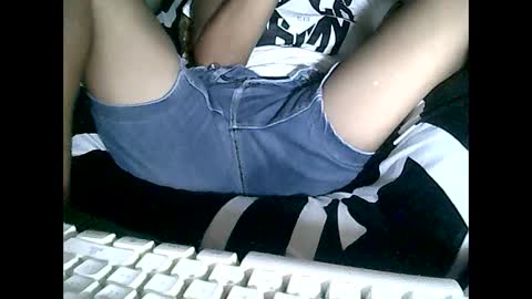 Snapshot of sweetbella24 chatting on 03-07-25, 02:12 im anne online show from 03-07-25, 02:12