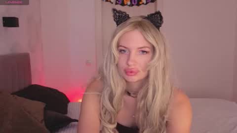 Snapshot of sweetcherryblonde chatting on 11-01-25, 08:27 Barbie online show from 11-01-25, 08:27