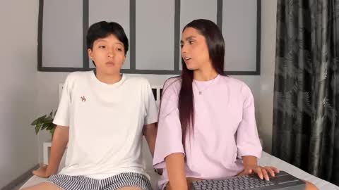 Snapshot of sweetcoupple chatting on 09-23-25, 02:14 Eva Short hair girl - Victoria Long red hair online show from 09-23-25, 02:14