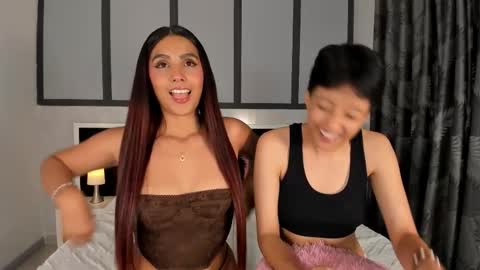 Snapshot of sweetcoupple chatting on 11-19-25, 01:05 Eva Short hair girl - Victoria Long red hair online show from 11-19-25, 01:05