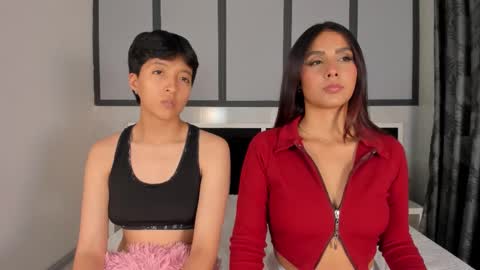 Snapshot of sweetcoupple chatting on 11-27-25, 11:40 Eva Short hair girl - Victoria Long red hair online show from 11-27-25, 11:40