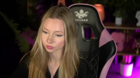 Snapshot of sweetdaisy_me chatting on 02-16-26, 03:41 Lina online show from 02-16-26, 03:41