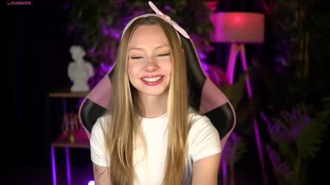 Snapshot of sweetdaisy_me chatting on 03-11-26, 04:24 Lina online show from 03-11-26, 04:24