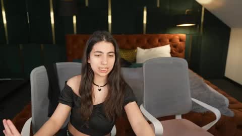 Amelia online show from 04-18-26, 10:19