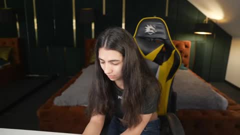 Amelia online show from 04-22-26, 06:27