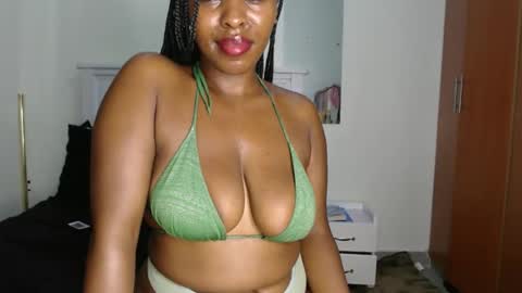 Snapshot of sweetice_01 chatting on 04-28-26, 04:28 euny online show from 04-28-26, 04:28