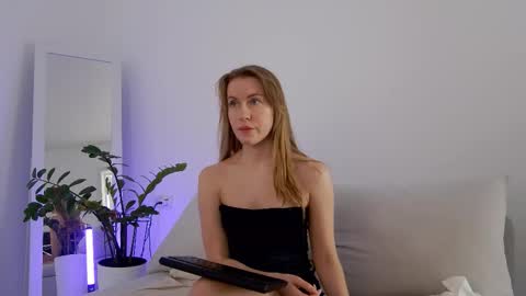 SweetKira1 online show from 03-15-26, 08:42