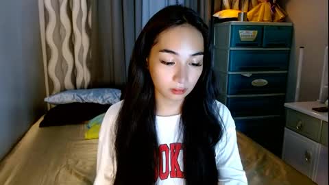Snapshot of sweetlilly_18 chatting on 05-23-26, 04:07 Lilly online show from 05-23-26, 04:07