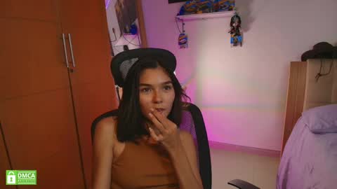 Snapshot of sweetlittlevenus chatting on 02-10-25, 04:58 Venus online show from 02-10-25, 04:58