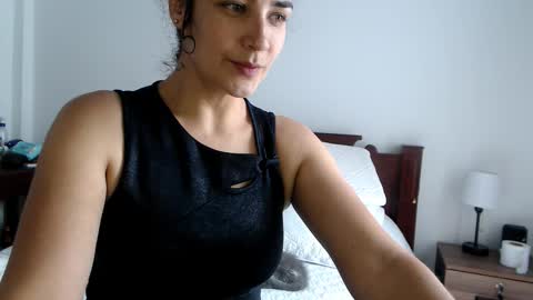 Snapshot of sweetsmile28 chatting on 09-08-25, 05:34 Dianis online show from 09-08-25, 05:34