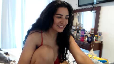 Snapshot of sweetsmile28 chatting on 10-18-25, 04:30 Dianis online show from 10-18-25, 04:30