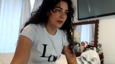 Snapshot of sweetsmile28 chatting on 11-02-25, 02:52 Dianis online show from 11-02-25, 02:52