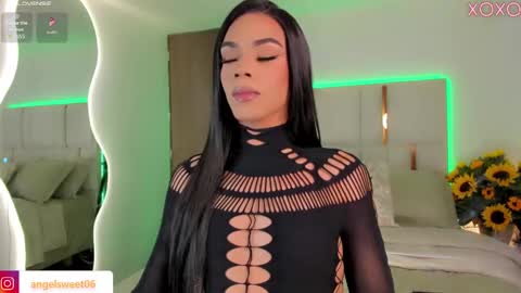 Snapshot of sweett_shinexx chatting on 09-28-25, 04:40 angel online show from 09-28-25, 04:40