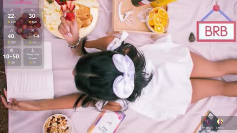 Snapshot of sweetviolet___ chatting on 10-19-25, 12:06 sweetviolet___ online show from 10-19-25, 12:06