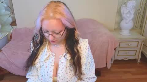 Snapshot of sweety_candys chatting on 09-19-25, 04:36 Hot Candy online show from 09-19-25, 04:36