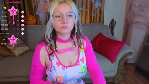 Snapshot of sweety_candys chatting on 10-18-25, 05:43 Hot Candy online show from 10-18-25, 05:43