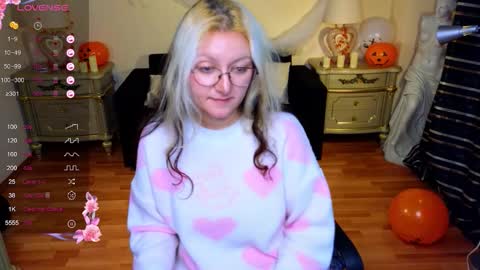 Snapshot of sweety_candys chatting on 10-21-25, 11:33 Hot Candy online show from 10-21-25, 11:33