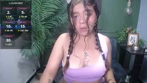 Snapshot of sweety_smilee chatting on 09-18-25, 12:40 Emma online show from 09-18-25, 12:40