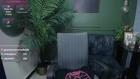 Snapshot of sweety_smilee chatting on 09-28-25, 01:16 Emma online show from 09-28-25, 01:16