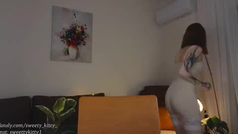 Snapshot of sweetykitty_x chatting on 11-17-25, 11:38 Jenny give it a sub online show from 11-17-25, 11:38