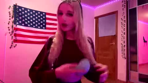 Snapshot of taitebinner chatting on 03-07-26, 05:21 Mia online show from 03-07-26, 05:21