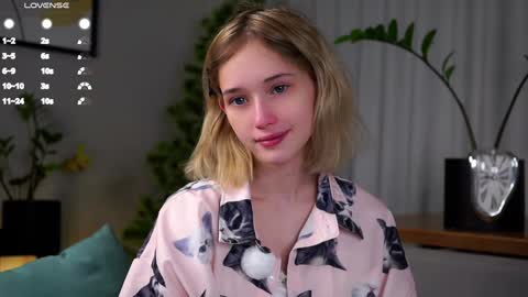 Mia online show from 01-25-25, 01:43