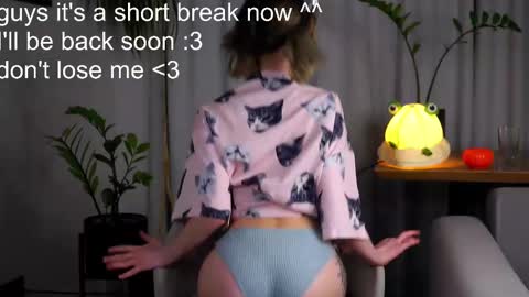 Mia online show from 02-25-25, 04:03