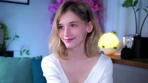 Mia online show from 03-11-25, 04:54