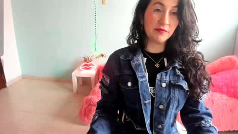 Snapshot of talia_mystic chatting on 06-05-26, 02:45 Talia mia online show from 06-05-26, 02:45