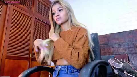 Snapshot of tamara_sanz1 chatting on 11-15-25, 12:13 online show from 11-15-25, 12:13