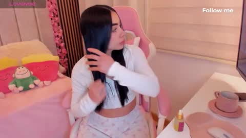 Snapshot of tammy_w chatting on 12-18-25, 06:03 Tammy online show from 12-18-25, 06:03