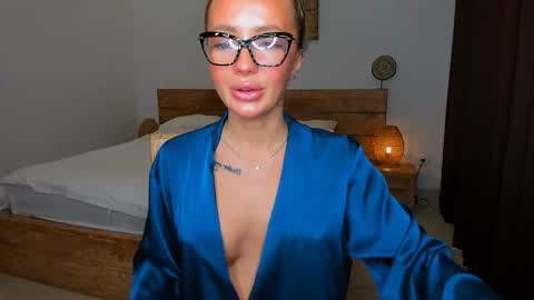 Snapshot of tangledchannels chatting on 11-05-25, 12:21 Mila online show from 11-05-25, 12:21