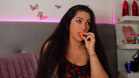 Snapshot of tanyakrosss chatting on 11-26-25, 06:03 Tania online show from 11-26-25, 06:03