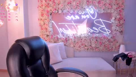 Snapshot of taralawrence chatting on 03-08-26, 11:52 Tara Lawrence online show from 03-08-26, 11:52