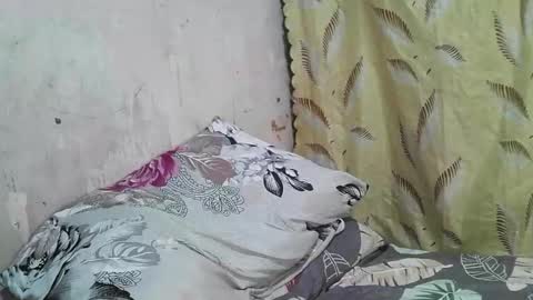 Snapshot of tasstiesst_lady_huge_cock chatting on 09-22-25, 01:02 roxy online show from 09-22-25, 01:02