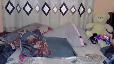 Snapshot of tastie_t chatting on 12-05-25, 02:47 tastie_t online show from 12-05-25, 02:47