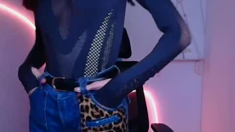 Snapshot of tayavibe chatting on 12-18-25, 06:41 Taya online show from 12-18-25, 06:41