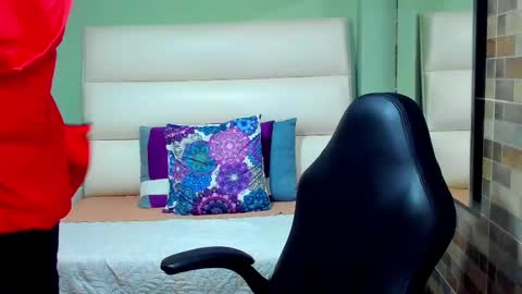 Snapshot of tayler_wells chatting on 03-04-25, 12:29 T A Y L E R online show from 03-04-25, 12:29