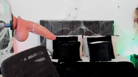 Snapshot of taylormaxwell chatting on 10-24-25, 11:01 Taylor online show from 10-24-25, 11:01