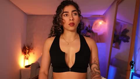 Snapshot of taylormich1 chatting on 11-30-25, 08:35 taylormichell online show from 11-30-25, 08:35