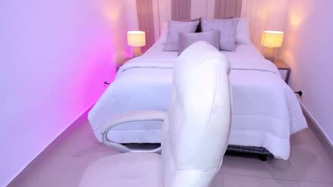 Taylor  online show from 10-14-25, 07:47