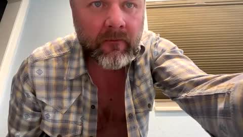 Snapshot of tbiz82 chatting on 02-06-25, 03:37 Tbiz82 online show from 02-06-25, 03:37