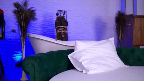 Snapshot of temptingelle chatting on 12-14-25, 09:47 Elle online show from 12-14-25, 09:47