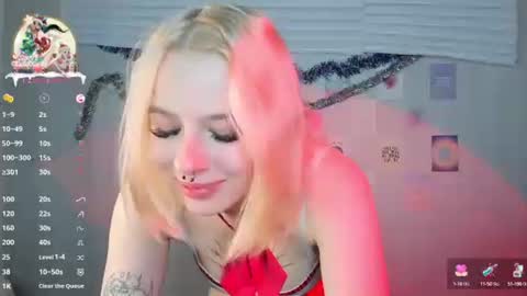 Snapshot of tender__kitty chatting on 12-27-24, 01:39 Sue online show from 12-27-24, 01:39