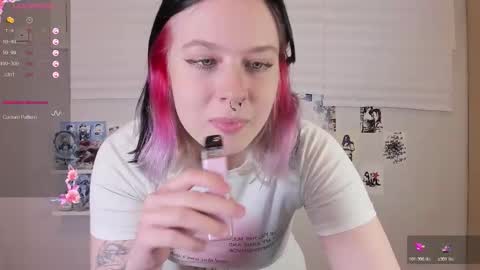 Snapshot of tender__kitty chatting on 11-25-25, 03:01 Sue online show from 11-25-25, 03:01