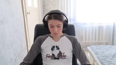 Snapshot of terranaufzinger chatting on 10-08-25, 04:43 Anny Simpson online show from 10-08-25, 04:43