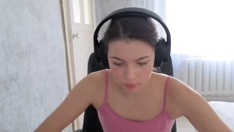 Snapshot of terranaufzinger chatting on 10-13-25, 04:23 Anny Simpson online show from 10-13-25, 04:23