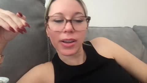 Snapshot of texas_blonde chatting on 11-06-25, 04:08 Daphne Summers online show from 11-06-25, 04:08