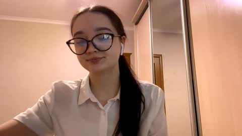Snapshot of thaliakuchem chatting on 02-08-26, 03:04 Yumi online show from 02-08-26, 03:04