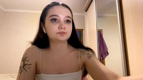 Snapshot of thaliakuchem chatting on 02-24-26, 03:21 Yumi online show from 02-24-26, 03:21